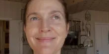 &ldquo;Non voglio pi&ugrave; indossare il reggiseno, sono troppo vecchia. Non mi importa se queste salsicce mi arrivano fino alle ginocchia&rdquo;: le parole di Drew Barrymore