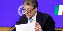 La guerra di Trump pesa sui conti italiani: crescita tagliata a +0,6% (e il dato &egrave; gi&agrave; vecchio). Giorgetti non esclude lo scostamento di bilancio