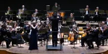 Direttore d&rsquo;orchestra colpisce il violino della solista da un milione di dollari: lo strumento cade a terra tra lo stupore &ndash; Video