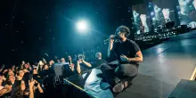 Tommaso Paradiso a Milano: &ldquo;Un tempo scrivevo &lsquo;Vorrei morire brillo&rsquo;, ora prendo i sali minerali. Sono anni di me*da, ma la storia cambier&agrave;&rdquo;. E poi saluta &ldquo;quel figaccione di Olly&rdquo;