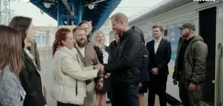 Il principe Harry a sorpresa in Ucraina per sostenere i soldati: &ldquo;L&rsquo;Europa non perda di vista il coraggio di Kiev&rdquo; &ndash; Video