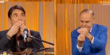 Bruno Vespa sbaglia la coreografia del brano &ldquo;Per Sempre S&igrave;&rdquo; e chiede aiuto a Sal Da Vinci &ndash; IL VIDEO