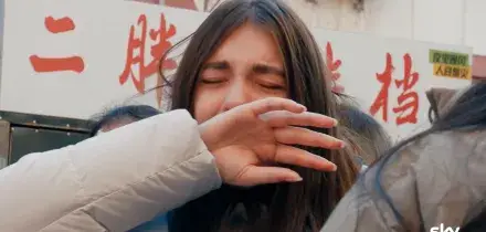 I sette mostri di Pechino Express piegano (letteralmente) Chanel Totti e Michelle Masullo: la corsa verso il secchio dopo aver mangiato cimici e scorpioni &ndash; Video