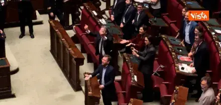 Decreto sicurezza, FdI risponde alle opposizioni intonando l&rsquo;Inno di Mameli: loro si uniscono e si alzano in piedi (ma la Lega resta seduta)