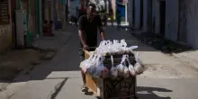 Cuba sotto assedio, l&rsquo;isola soffoca senza cibo, elettricit&agrave;, carburante: cos&igrave; la sopravvivenza passa dal mercato nero. Il reportage e il video