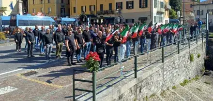 Saluti romani a Dongo (Como), gli antifascisti cantano &ldquo;Bella Ciao&rdquo;: presente Ilaria Salis. Il Pd: &ldquo;Commemorazione un insulto alla storia&rdquo;
