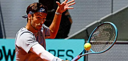 Musetti c&rsquo;&egrave;: vince e convince contro Griekspoor, &egrave; agli ottavi a Madrid. &ldquo;Sono stato attento e lucido, senza innervosirmi&rdquo;