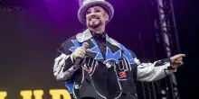 &ldquo;Andavo nei negozi e compravo 25 pezzi della stessa cosa, ma in colori diversi. E poi li ritrovavo nel mio armadio con le etichette ancora attaccate. Periodo un po&rsquo; folle, oggi sono parsimonioso&rdquo;: cos&igrave; Boy George