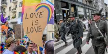 A Udine gli alpini non vogliono sfilare nello stesso giorno del Pride. Il Comune fa spostare la data del corteo arcobaleno
