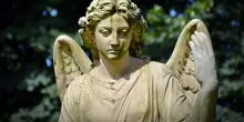 &ldquo;Nel mondo, corpo crivellato di proiettili e idiozia, l&rsquo;Angelo rompe in un pianto a dirotto&rdquo;