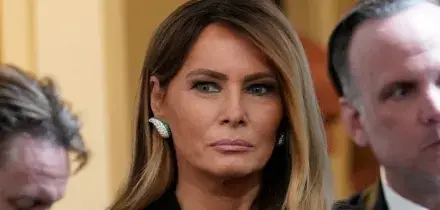 Trump dopo l&rsquo;attentato: &ldquo;Melania spaventata, viviamo in un mondo folle&rdquo;. E rilancia la necessit&agrave; della sala da ballo alla Casa Bianca