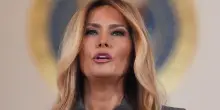 Jimmy Kimmel scherza sullo sguardo da &ldquo;vedova in attesa&rdquo; di Melania. E i Trump chiedono a Abc di licenziarlo
