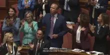 Venezi, M5s al Senato con la spilla dei lavoratori della Fenice: &ldquo;Chiuso teatrino imbarazzante. Per governo la cultura &egrave; un poltronificio&rdquo;