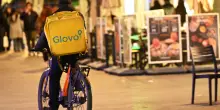 Precari in Italia, dipendenti in Spagna: il destino dei rider lo decide la politica