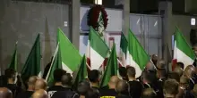 Aggredito mentre strappa i manifesti del corteo per Sergio Ramelli. Indagano i carabinieri