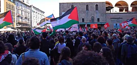 Bologna, la manifestazione in centro per la Flotilla: &ldquo;Gi&ugrave; le mani&rdquo;