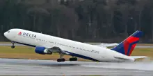 &ldquo;Siamo tutti tenuti a seguire le istruzioni, lui no?&rdquo;: passeggero si rifiuta di interrompere una telefonata mentre l&rsquo;aereo sta decollando, la decisione del pilota &egrave; netta