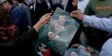 Teheran si trasforma in un palco per i funerali di Khamenei: a guardar bene, &egrave; solo uno spettacolo