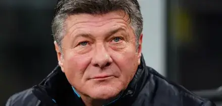 Walter Mazzarri atterra a Salonicco accolto da un mazzo di fiori: pu&ograve; tornare in panchina all&rsquo;Iraklis