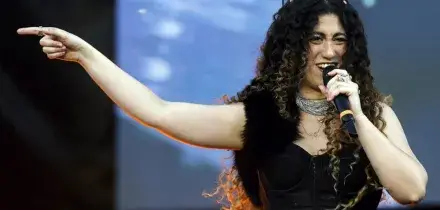 Delia canta &ldquo;Bella ciao&rdquo; al Concerto del 1&deg; maggio e sostituisce &ldquo;partigiano&rdquo; con &ldquo;essere umano&rdquo;: valanga di critiche sui social