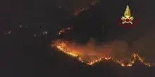Incendio sul Monte Faeta: oltre 3mila evacuati, 700 ettari di bosco in fiamme | Video