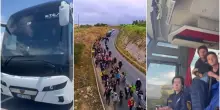 Flotilla, a Creta corteo spontaneo rallenta il convoglio di bus con i 173 attivisti fatti sbarcare dopo il blitz della Marina di Israele