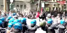 Gli autonomi si staccano dal corteo del Primo Maggio a Torino, scontri con la polizia davanti all&rsquo;ex centro sociale Askatasuna