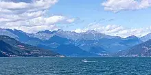 Si tuffa nel lago di Como, ma non riemerge: morto un 15enne