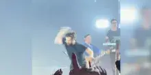Tommaso Paradiso sbotta sul palco e lancia il microfono a terra durante il concerto a Napoli. Poi si scusa col pubblico