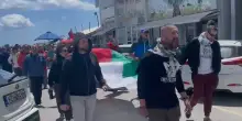 A Ierapetra corteo sul lungomare e in centro per salutare (e sostenere) la Flotilla: &ldquo;Siamo ancora qui e questa &egrave; una sconfitta per l&rsquo;esercito di Israele&rdquo;
