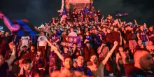 Inter, la festa scudetto in piazza Duomo: distesa nerazzurra, cori e fumogeni | Video