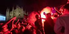 Piazza Duomo completamente nerazzurra: la festa notturna per il 21esimo scudetto | Video