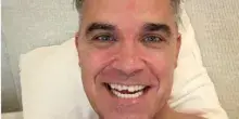&ldquo;Sembro scemo e pi&ugrave; scemo. Mi sono lavato i denti, poi la mia lingua stava esplorando qualcosa di nuovo&hellip; una nuova fessura, un nuovo angolino&rdquo;: Robbie Williams perde mezzo dente