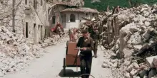 Terremoto Friuli 1976 &ndash; La fuga di Andreotti dai &ldquo;facinorosi&rdquo; delle tendopoli, il vescovo eretico (&ldquo;fabbriche e case prima delle chiese&rdquo;) e la ricostruzione modello gestita dai sindaci