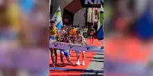 Ha un malore poco prima del traguardo della maratona di Fano: l&rsquo;avversario lo sostiene e lo aiuta ad arrivare primo &ndash; Video