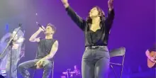 &ldquo;Ha perso l&rsquo;udito da piccolissima, ma ha imparato ad assorbire le vibrazioni della musica e a trasformarle nel linguaggio dei segni&rdquo;: Fabrizio Moro canta con Giorgina