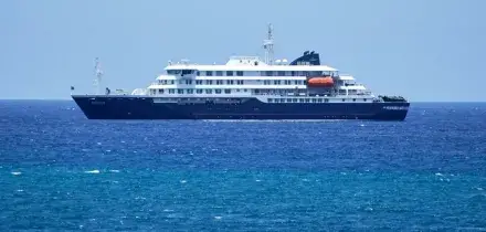 &ldquo;5 casi sospetti e due confermati di hantavirus, i passeggeri sono isolati nelle cabine&rdquo;: la nave da crociera Mv Hondius ferma al largo di Capo Verde, Oms valuta l&rsquo;evacuazione