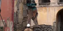Torre Annunziata, demolito il simbolo della camorra di Fortapasc davanti a Salvini e Piantedosi. Il procuratore: &ldquo;Ancora contiguit&agrave; con i clan, meno cerimonie e pi&ugrave; azioni concrete&rdquo;