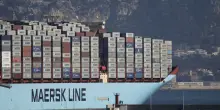 Iran, il colosso Maersk: &ldquo;Una nostra nave &egrave; uscita dal Golfo scortata dagli Usa&rdquo;. Teheran nega: &ldquo;Falso, non si &egrave; mossa&rdquo;