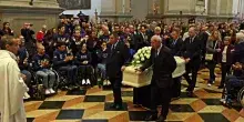 Funerali Alex Zanardi, l&rsquo;ingresso in chiesa del feretro e gli applausi dei presenti
