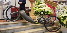 Addio a Zanardi, in migliaia presenti ai funerali sotto la pioggia: all&rsquo;altare anche la sua handbike