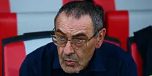 Derby di Roma alle 12:30, Sarri attacca tutti: &ldquo;Io vado in panchina, poi mi alzo e me ne vado&rdquo;