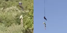 &ldquo;Aveva fatto un pasto abbondante, c&rsquo;erano resti umani e 12 scarpe nel suo stomaco&rdquo;: coccodrillo di 500 chili viene catturato e abbattuto, poi la scoperta choc &ndash; VIDEO