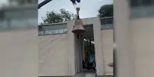 Appesa nuda a testa in gi&ugrave; suona la campana come fosse un batacchio: la performance dell&rsquo;artista austriaca alla Biennale di Venezia