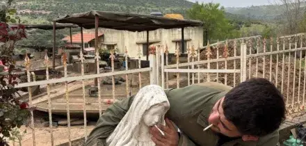 Foto di un soldato israeliano che infila una sigaretta in bocca a una statua della Madonna. Idf: &ldquo;Provvedimenti disciplinari&rdquo;