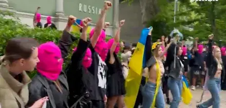 Seno scoperto, passamontagna rosa e slogan contro la Russia: protesta delle Pussy Riot e le Femen alla Biennale di Venezia &ndash; Video