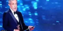 &ldquo;Volevo dirlo insieme&rdquo;: Flavio Insinna chiama Bianca Balti ma lei non c&rsquo;&egrave;, imbarazzo sul palco dei David di Donatello 2026