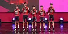 Colpa degli schizzi di feci di mucca a bordo strada: la Lotto Intermarch&eacute; si presenta decimata alla partenza del Giro d&rsquo;Italia