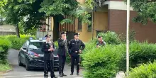 Piacenza, donna uccisa a coltellate in casa: ricercato il marito (che ha dato l&rsquo;allarme)