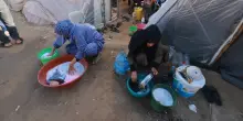 A Gaza anche gli assorbenti sono introvabili. La guerra passa dal corpo delle donne